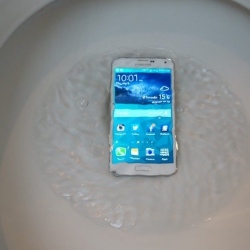 Смартфоны стали популярнее туалетов – Мировой банк
